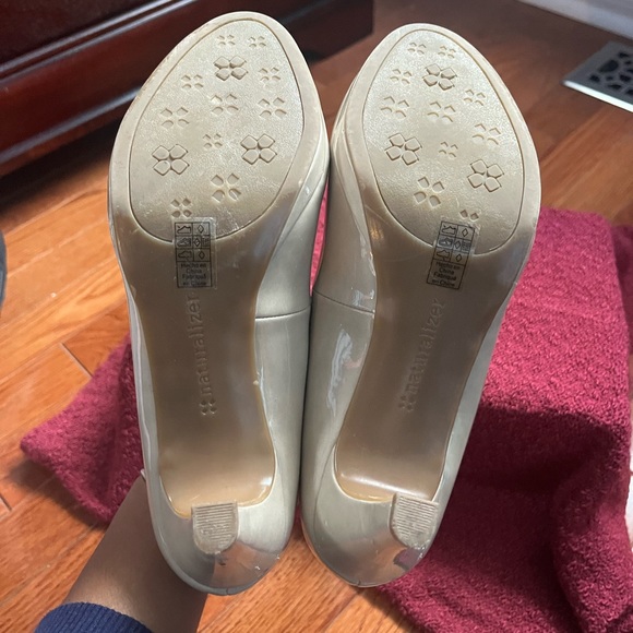 Patent leather Naturalizer heels size 7 - Picture 3 of 4